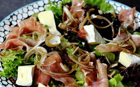 1. Этап. Салат с ветчиной и камамбером: Поливаем салат половиной заправки, в которой мариновался лук, и раскладываем тонко нарезанную ветчину и кусочки сыра. Выкладываем лук, поливаем оставшейся заправкой.