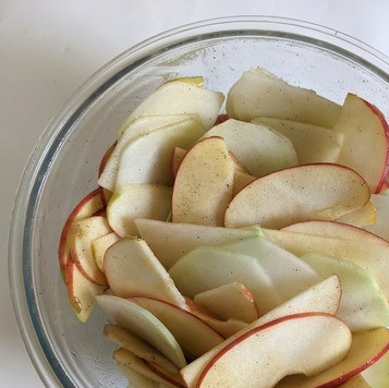 1. Этап. Салат из кольраби и яблока: Полить соусом овощи/ фрукты, хорошо перемешать. Дать настояться хотя бы полчаса, в идеале пару часов. Попробовать овощи, может быть надо добавить немного уксуса соли или горчицы.