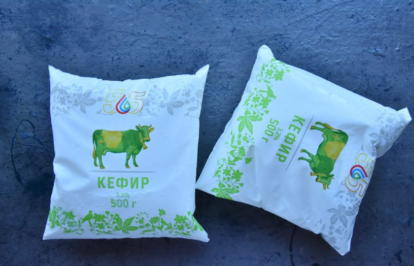 1. Этап. Творожный сыр с вялеными томатами: Чтобы приготовить творожный сыр вам потребуется кефир жирностью не менее 3,2%. Вместо кефира можно взять сметану. Конечный продукт получится с более выраженным сливочным вкусом. Из литра кефира получается около 230 граммов творожного сыра.