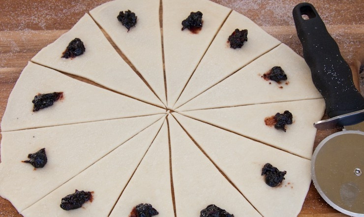 1. Этап. Песочное печенье Аленка в пеленке: Разделите круг на 12 малых треугольников. Используйте густое варенье, чтобы начинка не вытекла.