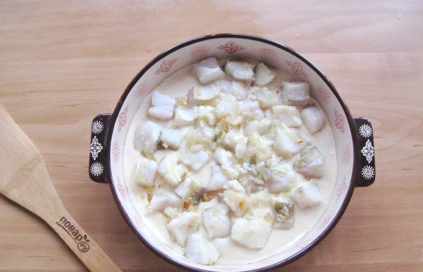 1. Этап. Пирог с судаком: На тесте разложите лук с судаком.