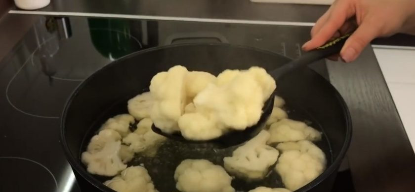 1. Этап. Цветная капуста под сыром (вкусно и полезно): 1. Капусту разрежьте на крупные соцветья. Воду слегка подсолите и доведите до кипения. Опустите в нее капусту и варите в течение 3-4 минут на среднем огне.