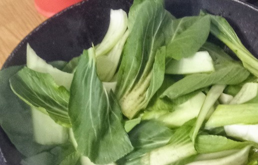 1. Этап. Зелень в сливочном соусе с кочудяном: Добавьте зелень и воду. У меня пак-чой. Накройте крышкой. Готовьте ещё 2 минуты.