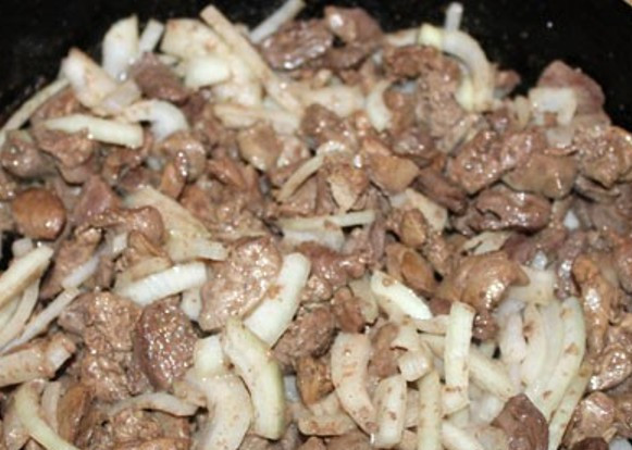 1. Этап. Жаркое из куриных потрохов: К обжаренным потрохам добавьте лук и жарьте еще 3 минуты.