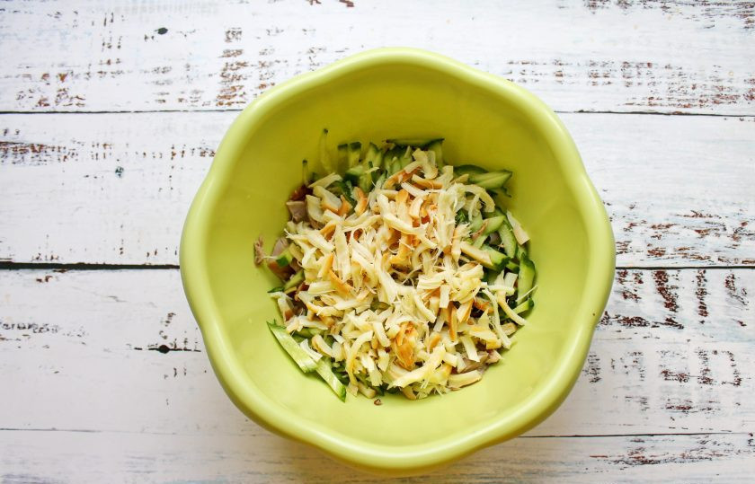 1. Этап. Салат Колдунья: Сыр косичка порежьте соломкой и выложите в салатник.