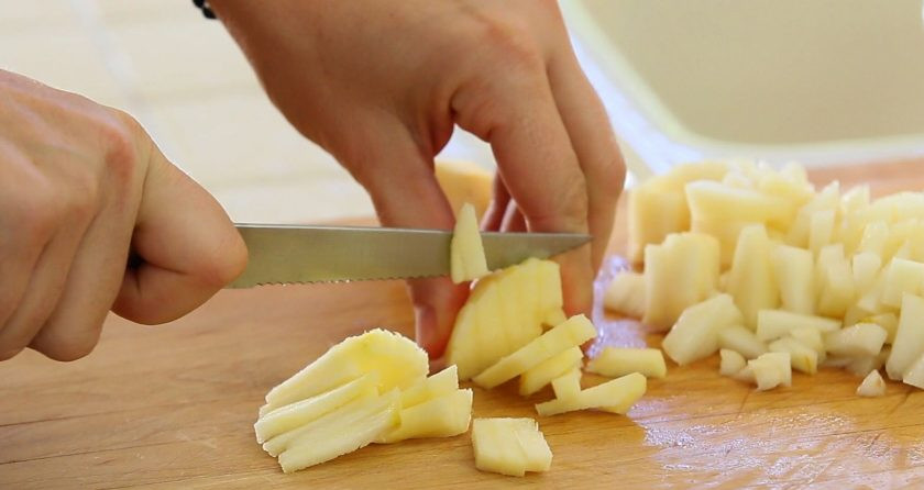 1. Этап. Грушево-яблочные кексы: 4. В это время сделайте начинку. Мелко нашинкуйте яблоко и груши.