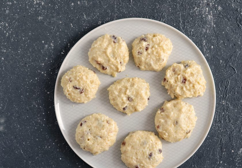 1. Этап. Сырники из пшенки: Мокрыми руками сформируйте сырники. Отправьте их в морозилку на 20-30 минут.