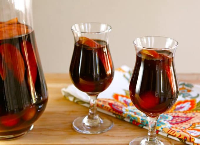 1. Этап. Сангрия ни сидре: 4. Сангрию остудите и подавайте в бокалах. Приятной дегустации!