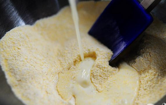 1. Этап. Кукурузный хлеб: 3. Залить смесь молока в сухие ингредиенты. Перемешать массу вилкой до однородной консистенции.