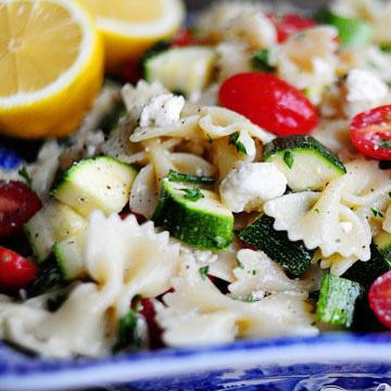 1. Этап. Паста салат с помидорами, цукини, и сыром Фета: Затем можно сервировать. Подавайте с лимоном (отдельно, при необходимости можно выдавить ещё сока). Или...