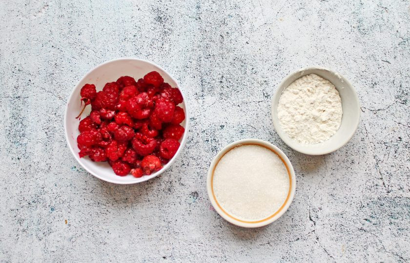 1. Этап. Варенье из малины с крахмалом: Подготовьте все необходимые ингредиенты для приготовления малинового варенья с крахмалом.