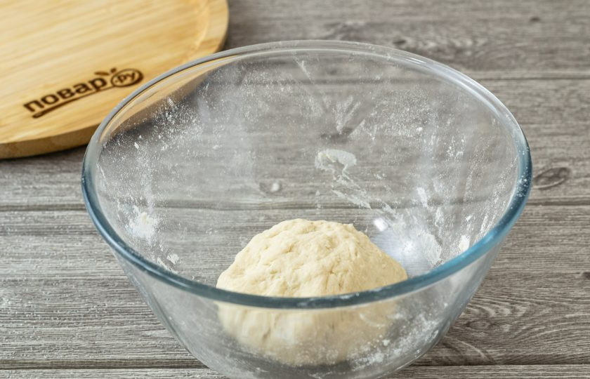 1. Этап. Пельмени с редькой: Вымешивайте тесто примерно 5-7 минут, затем заверните в пищевую пленку и оставьте на 1 час при комнатной температуре.