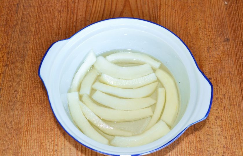 1. Этап. Цукаты из дыни: Когда сироп закипит и сахар полностью растворится, выложите ломтики дыни в кастрюлю. На медленном огне проварите минут 10. Снимите с огня и полностью остудите. Повторите процесс еще 3-4 раза.