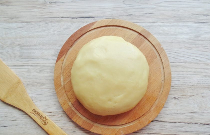 1. Этап. Медовик с вишней и сметанным кремом: Замесите достаточно крутое, но не жесткое, эластичное, не липнущее к рукам тесто.