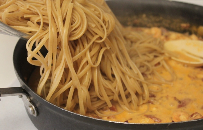 1. Этап. Паста с беконом и креветками: Добавляем отваренные до готовности макароны и варим до загустения соуса. Перед подачей солим, перчим, при желании посыпаем тертым сыром.