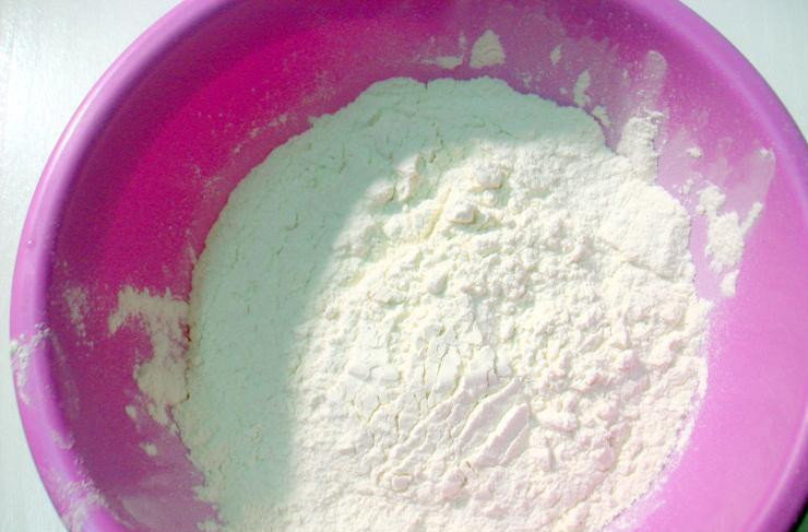 1. Этап. Лепешки с сыром на сковороде: Обязательно просейте муку, чтобы тесто воздушнее было.