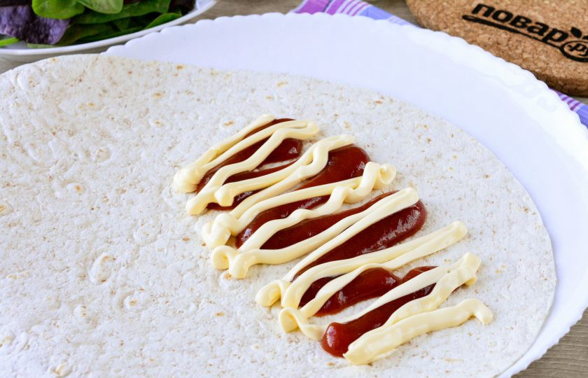 1. Этап. Шаурма в лепешке по-домашнему: Лепешку (тонкий лаваш) смажьте майонезом и кетчупом.