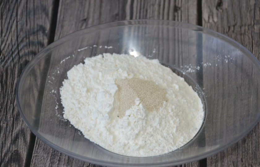 1. Этап. Оладьи из кабачков на дрожжах: Добавьте к муке дрожжи.