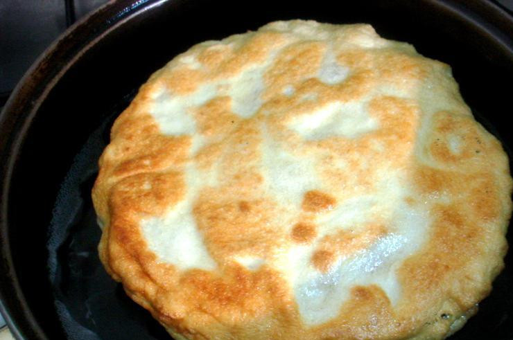 1. Этап. Лепешки с сыром на сковороде: Обжариваем на разогретой сковороде с растительным маслом до золотистого цвета.