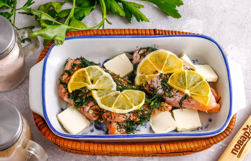 1. Этап. Лосось по-шведски: Разогрейте духовку до 180 градусов, выложите на рыбу ломтики лимона, нарежьте сливочное масло мелкими кусочками и добавьте в форму для запекания к рыбе. Укроп с филе смывать не нужно — рыба запекается прямо в нем. Главное — не увеличивайте нагрев, иначе нарезка зелени обуглится!