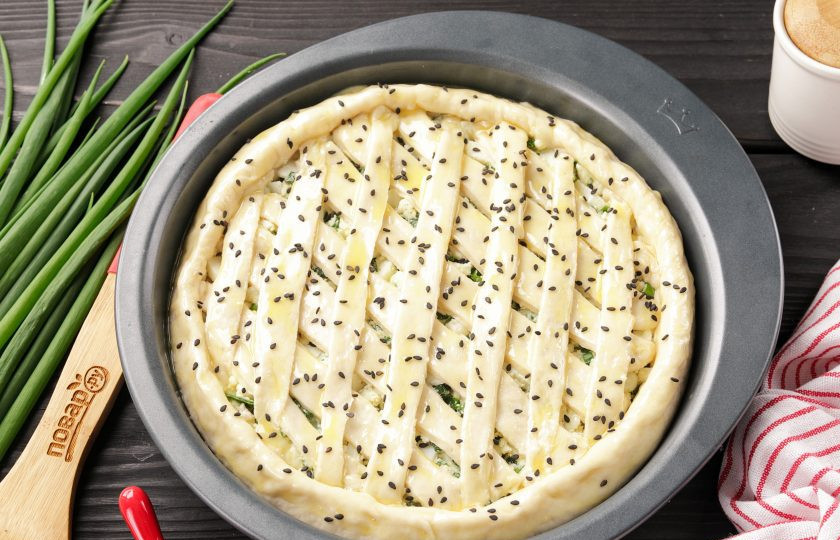 1. Этап. Дрожжевой пирог с яйцом в духовке: Смажьте тесто желтком и посыпьте кунжутом. Выпекайте в заранее разогретой до 190 градусов духовке около 25-30 минут.