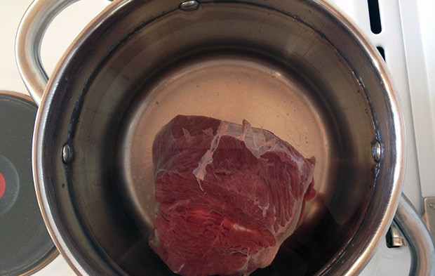 1. Этап. Cуп щавелевый с говядиной: Говядину хорошенько промываем, кладем в кастрюлю, заливаем холодной водой (около 3 литров) и ставим вариться на средний огонь.