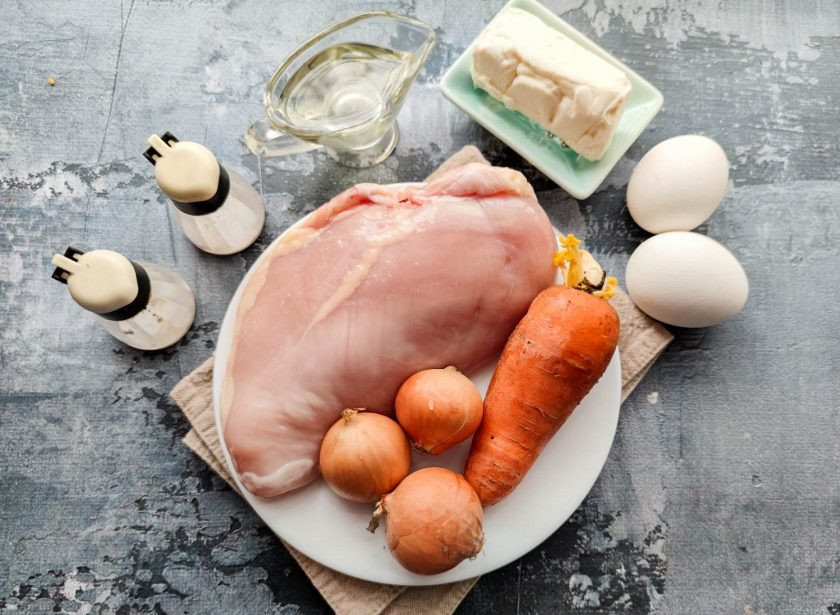 1. Этап. Куриный паштет с яйцом: Подготовьте все необходимые ингредиенты.