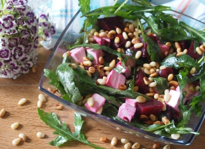 1. Этап. Салат со свеклой и брынзой: 8. В отдельной миске смешиваю оливковое масло, лимонный сок и соль. В салатник выкладываю поджаренные орешки, поливаю их заправкой, все перемешиваю и подаю к столу.