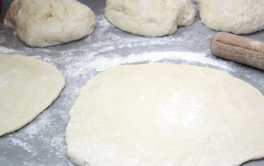 1. Этап. Хачапури по-тбилисски: Получившееся тесто делим на 4 части, каждую из которых делим пополам. Делаем из них довольно тонкие лепешки.