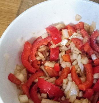 1. Этап. Тайский рисовый салат: В отдельной ёмкости смешать лук и сладкий перец. Добавить перец красный жгучий, оставшееся растительное масло, половину ложки сахара, сок лайма и оставшийся соевый соус. Перемешать.