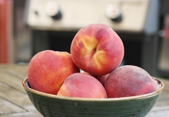 1. Этап. Жареные персики на гриле: 1. Персики вымойте, обсушите и аккуратно разрежьте пополам, удалите косточку. Гриль хорошо разогрейте.