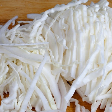 1. Этап. Квашеная капуста: Тонко-тонко шинкуем нашу капусту.