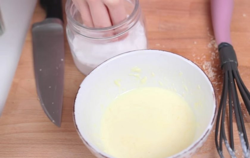 1. Этап. Паста Карбонара: 2. Приготовьте соус: желтки отделите от белков и добавьте к ним тертый пармезан, сливки и хорошо перемешайте. Посолите и поперчите по желанию.