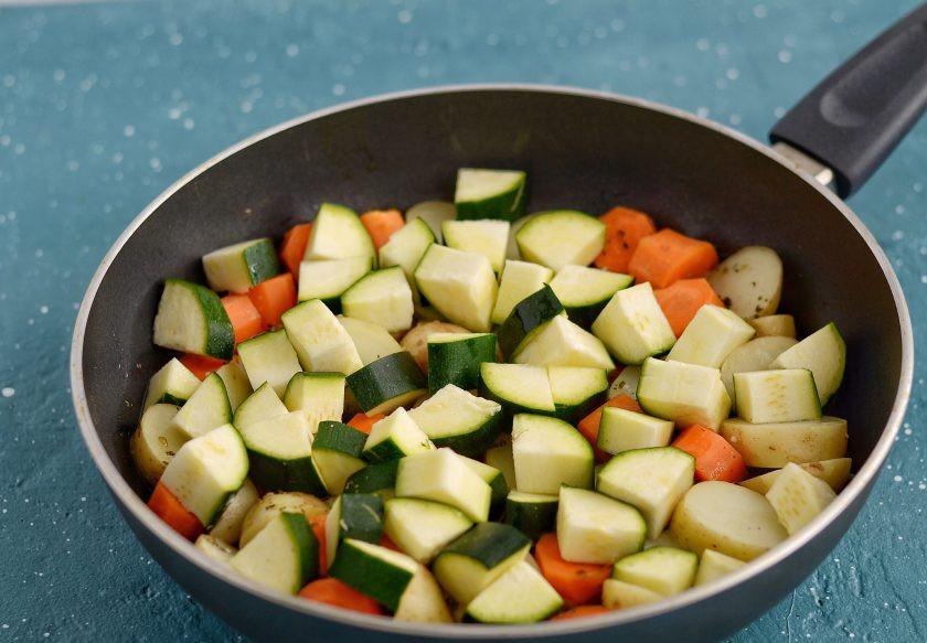 1. Этап. Глазированные овощи: Затем добавьте цукини. Снова накройте пергаментом и тушите до испарения жидкости. В конце перемешайте, чтобы овощи полностью покрылись глазурью.