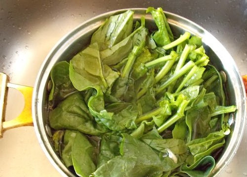 1. Этап. Итальянский пасхальный пирог: 1. Шпинат моем, затем кладем его в миску и заливаем холодной водой, оставляем его минут на десять, после чего еще раз промываем и отвариваем в кипящей воде около семи минут.