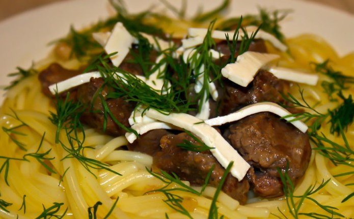 1. Этап. Баранина с макаронами: Отваренные макароны откидываем на дуршлаг и выкладываем их на тарелку, сверху кладем кусочки баранины с луком и ломтики брынзы. Посыпаем все свежим укропом и подаем к столу. Приятного аппетита!