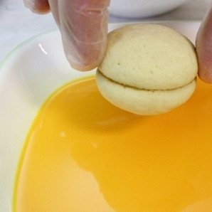 1. Этап. Пирожные Персики: 13. Одну половинку склеенного пирожного макните в желтую краску.