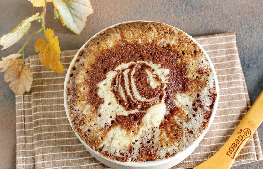 1. Этап. Торт Зебра в микроволновке: Выпекайте бисквит на максимальной мощности 5 минут, затем дверку не открываем еще 10 минут. Тесто должно подняться примерно в два раза. Даем бисквиту полностью остыть и лишь потом вынимаем его аккуратно из формы.