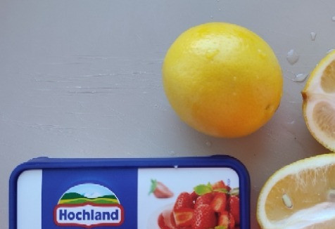 1. Этап. Лимонный крем-десерт: Лимоны хорошо промываем, разрезаем пополам и достаем сердцевину, не повредив шкурку. Пробовала делать это ложкой и ножом, но оказалось удобнее всего руками. У меня очень тонкая шкурка была, всё получилось хорошо.