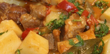 1. Этап. Жаркое по-деревенски: Накрываем крышкой и даем овощам и мясу потушится в собственном соку 15 минут. Если сковорода маленькая - перекладываем все в кастрюльку. Вливаем сверху бульон и добавляем картофель, порезанный кубиками. Также кладем лавровый лист и любые специи. Тушим до готовности картофеля. В конце добавляем петрушку.