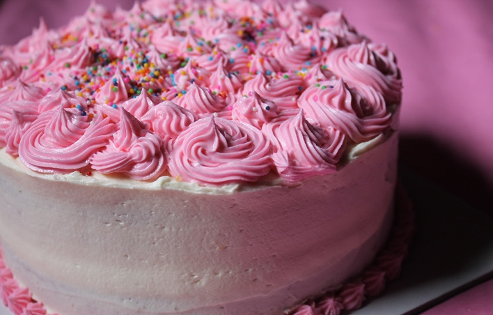 1. Этап. Торт на день рождения девочке 8 лет: 7. Посыпаем сверху цветной присыпкой, пусть торт постоит в холодильнике хотя бы час. Готово!