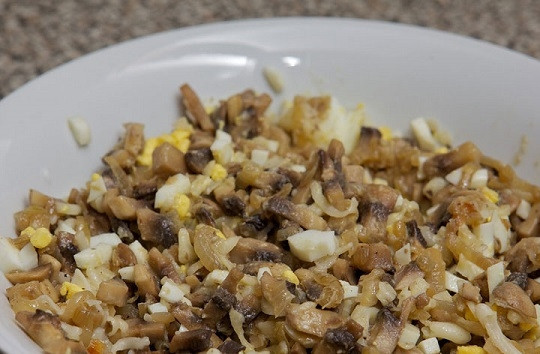 1. Этап. Рулетики мясные с разной начинкой: 6. Все перемешайте. Вот, одна начинка уже готова.