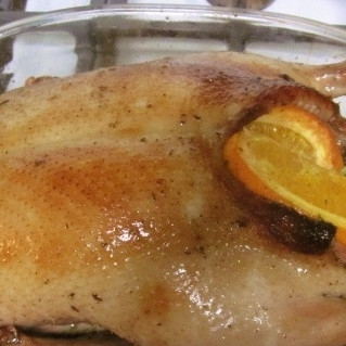 1. Этап. Утка, запеченная с апельсинами: Ставим утку в духовку, разогретую до 190 градусов. Запекаем примерно 2 часа, по ходу запекания каждые 20 минут поливаем утку выделяющимся в форме для запекания соком.