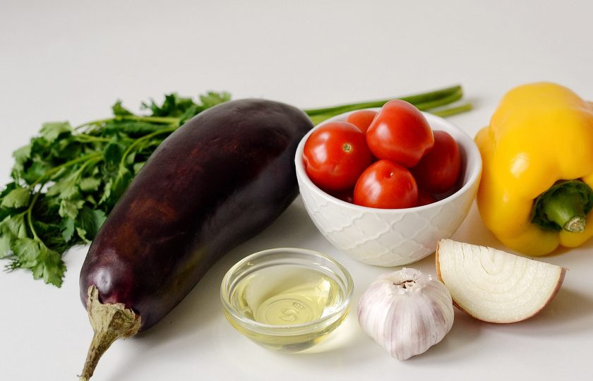 1. Этап. Грузинский салат с баклажанами: Подготовьте все ингредиенты.