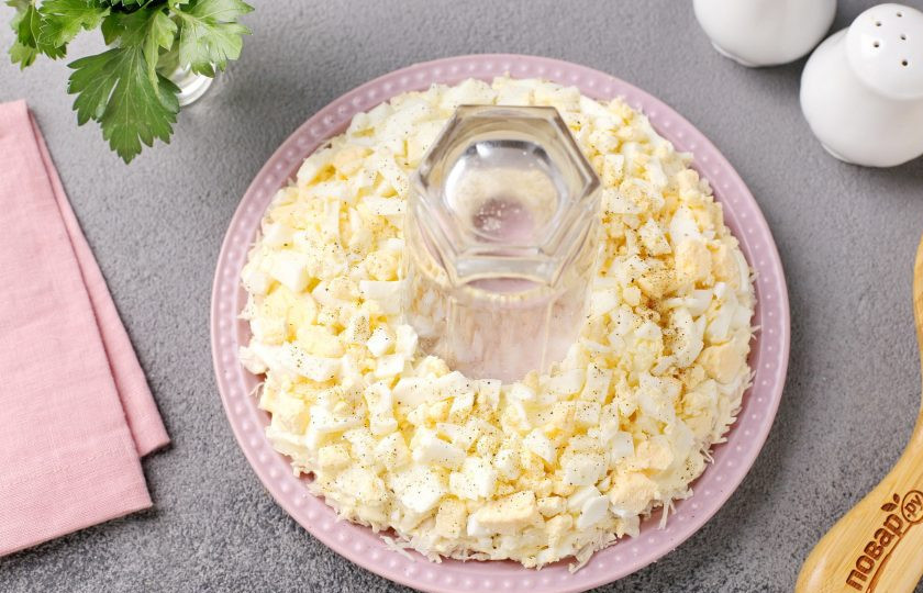 1. Этап. Салат с курицей и клюквой: Третий слой — нарезанные кубиками варёные яйца.