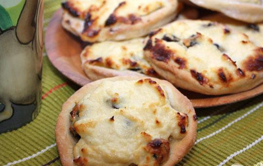 1. Этап. Ватрушки: 6. Минут на пятнадцать-двадцать отправляем наши ватрушки в разогретый духовой шкаф. Температура должна быть сто девяносто градусов.