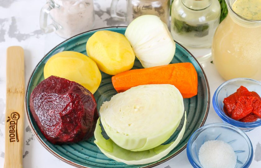 1. Этап. Борщ по ГОСТу: Подготовьте указанные ингредиенты, очистите корнеплоды от кожуры, промойте в воде. С капусты снимите верхние листья.