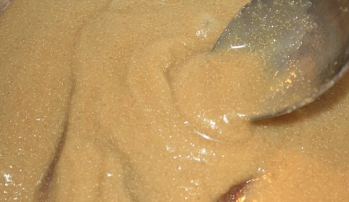 1. Этап. Универсальное тесто для выпечки: 2. Ложкой перемешиваю полученную массу, по виду и консистенции она напоминает жидкую кашу.