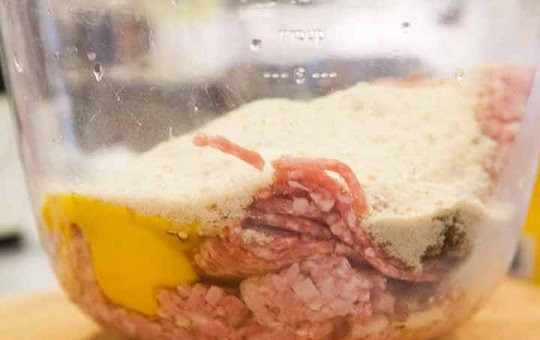 1. Этап. Глазированные мясные шарики: 2. Смешайте измельченные ингредиенты с фаршем, яйцами, панировочными сухарями, 2 чайными ложками сухой горчицы, солью, 2 чайными ложками ананасового сока и 2 столовыми ложками сахара.