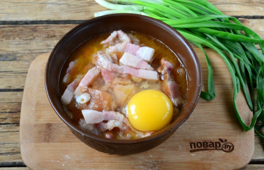 1. Этап. Кастилькая похлёбка: Разлейте похлебку по горшочкам, в каждый горшок разбейте яйцо. Отправьте похлебку в предварительно разогретую до 180 градусов духовку на 5-10 минут (до готовности яйца).